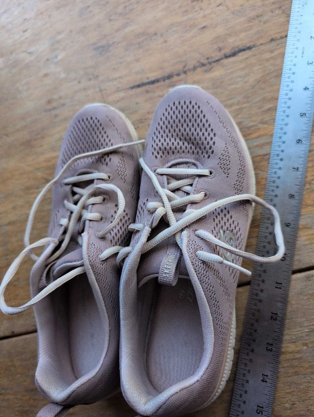 Skechers Running Shoes Woman's Size 9