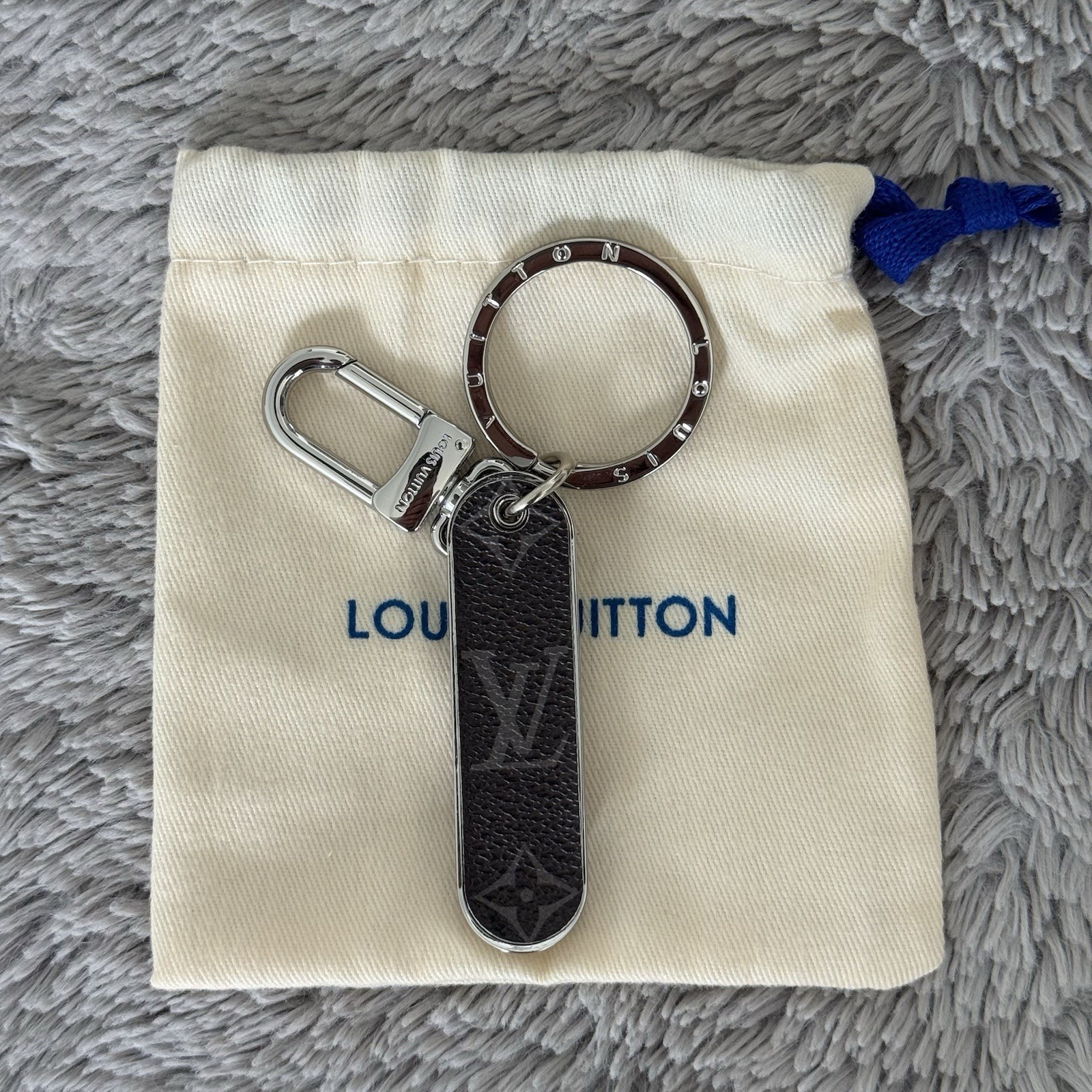 Black Skateboard Key Chain LV