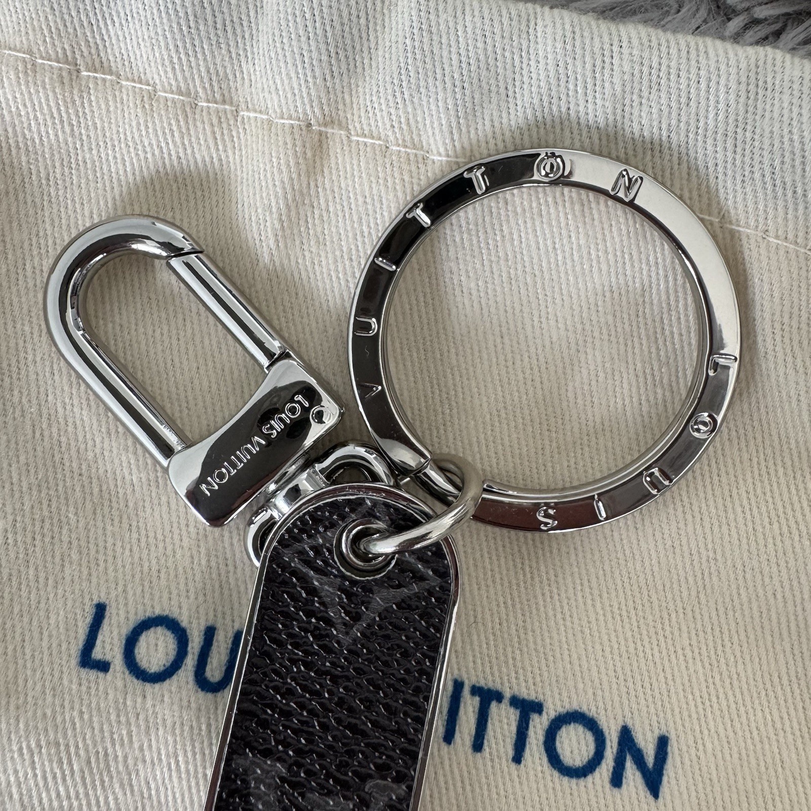 Black Skateboard Key Chain LV - photo 2