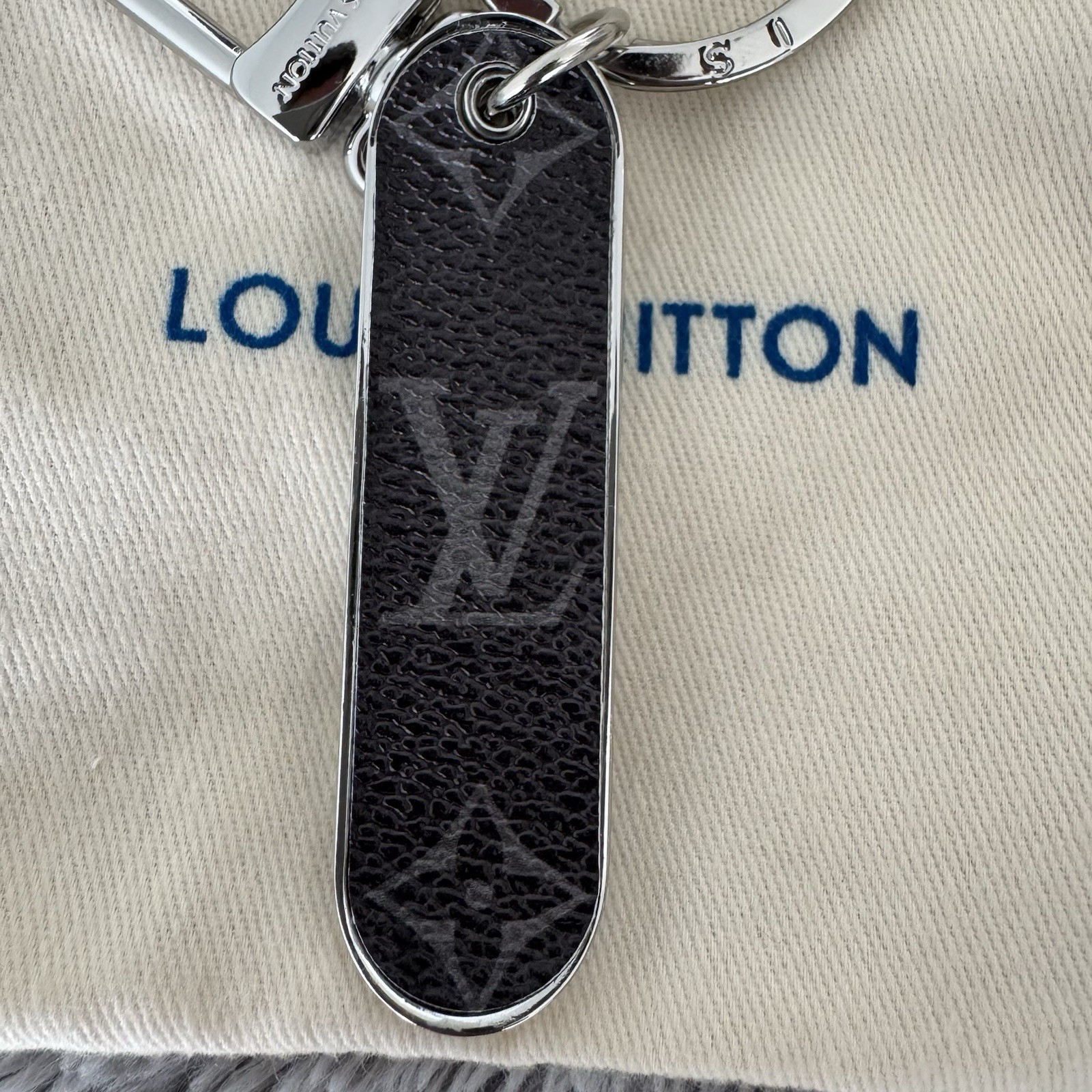 Black Skateboard Key Chain LV - photo 3