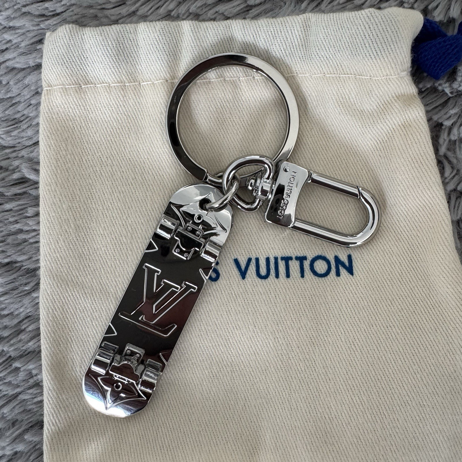 Black Skateboard Key Chain LV - photo 4