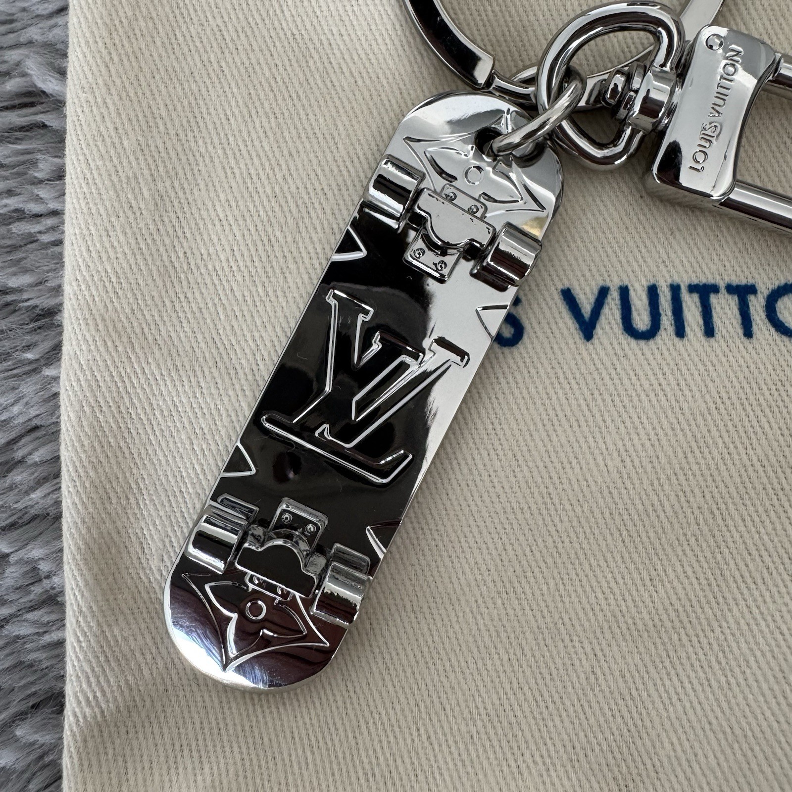 Black Skateboard Key Chain LV - photo 5