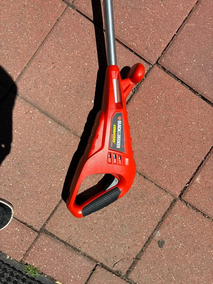 Black&Decker Cordless String Trimmer - photo 2