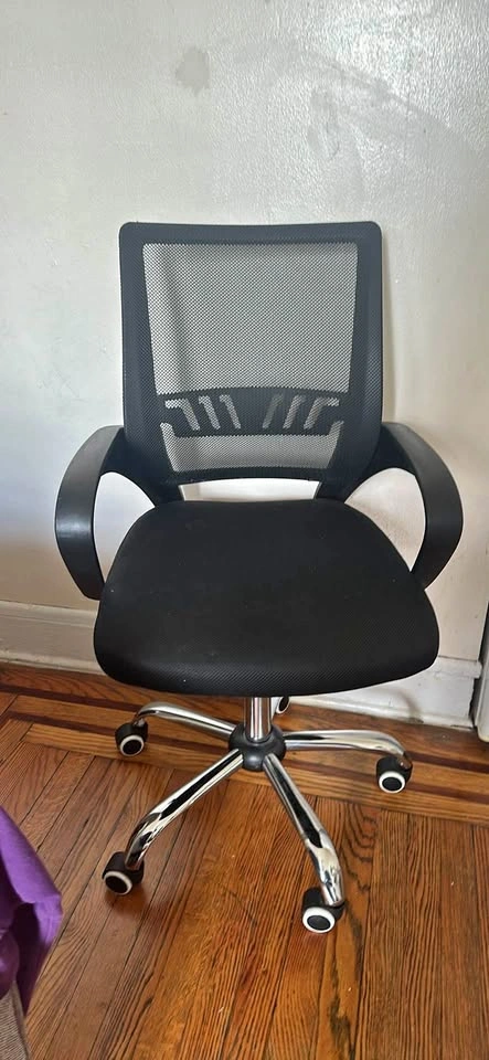 Mesh Office Chair – Good Condition