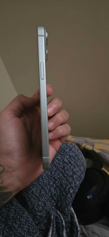 Apple iPhone 15 Plus Silver, 256GB. Like brand new! - photo 3