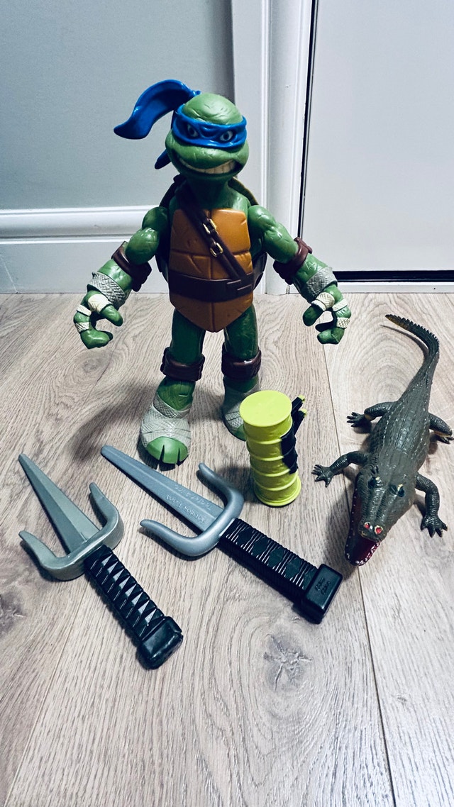 Teenage Mutant Ninja Turtles Leonardo Figure 2012 + Accessories