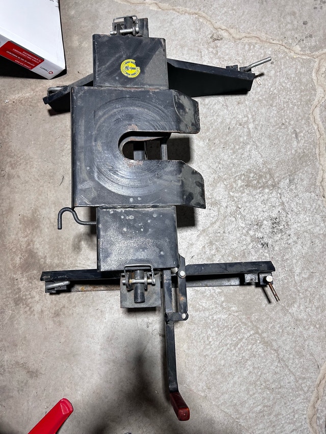 DSP Fifth Wheel Hitch. Used good condition - photo 4