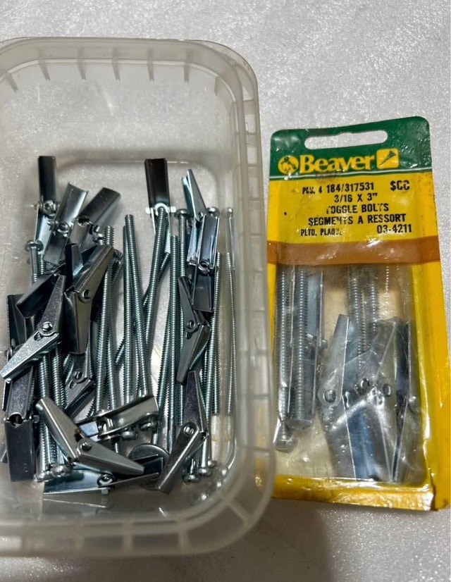 Toggle Bolts w/ Spring Wings - 19 pcs 1/8" x 3", 4 pcs 3/16" x 3