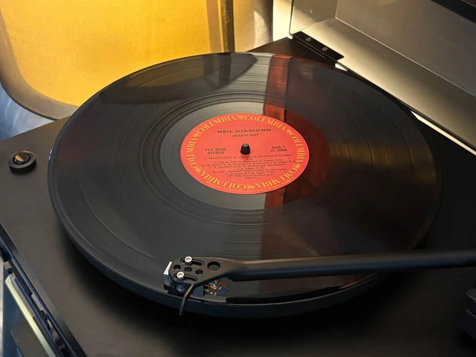 Neil Diamond - Heartlight Vinyl Record (1982 Canadian Pressing) - photo 2