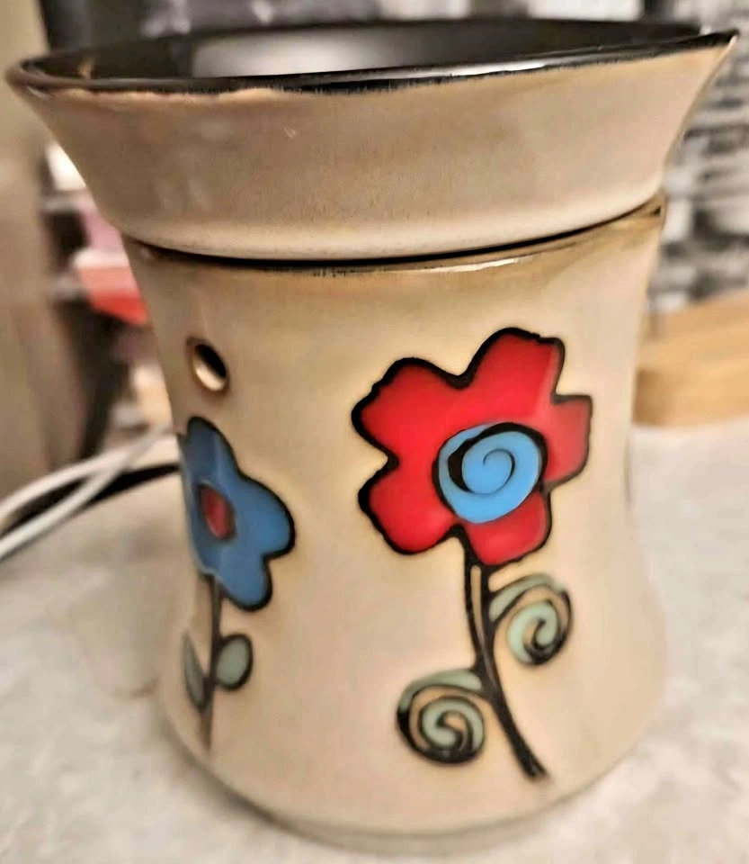Scentsy Floral Design Wax Warmer with Wax