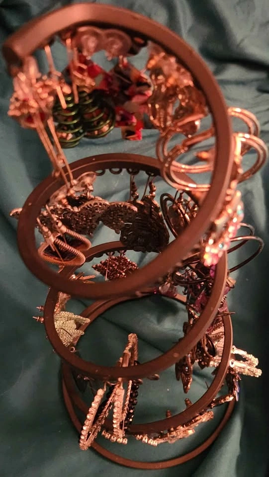 Black spiral earring holder - photo 5
