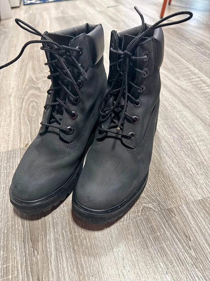 Timberland Kinsley Heeled Boot In Black For Women