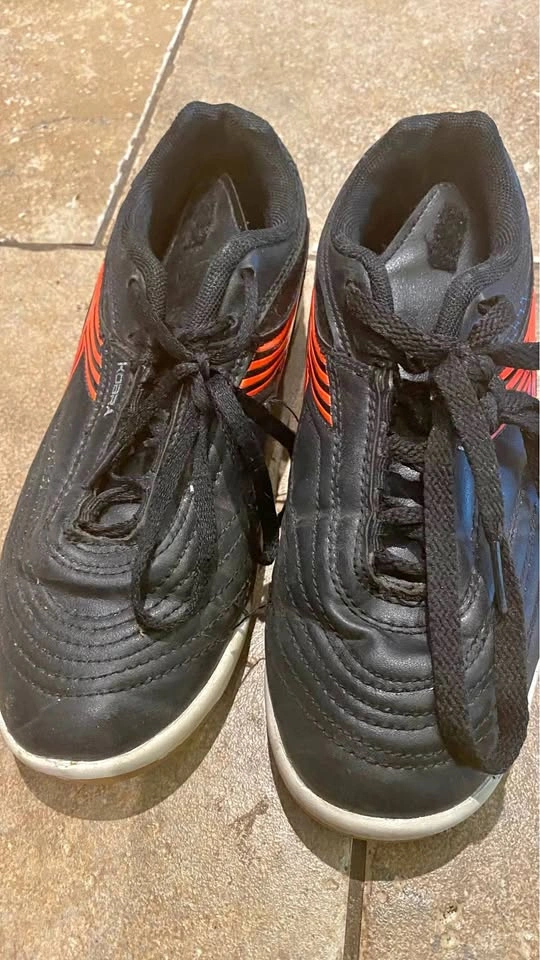 Diadora Indoor Soccer Shoes - Size 4