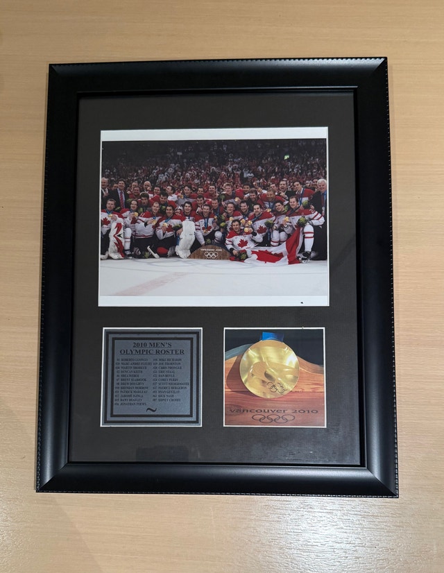 Team Canada Hockey Memorabilia - 2002 & 2010 Olympic Champions - photo 4