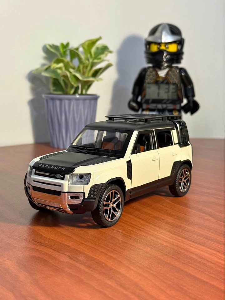 Land Rover Defender 110 Diecast Model 1:24 Scale