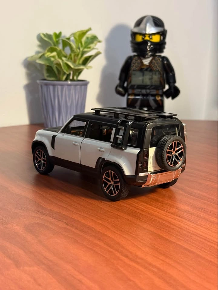 Land Rover Defender 110 Diecast Model 1:24 Scale - photo 3