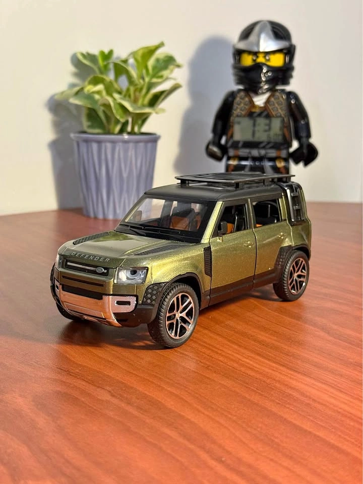 Land Rover Defender 110 1:24 Diecast Model - Green