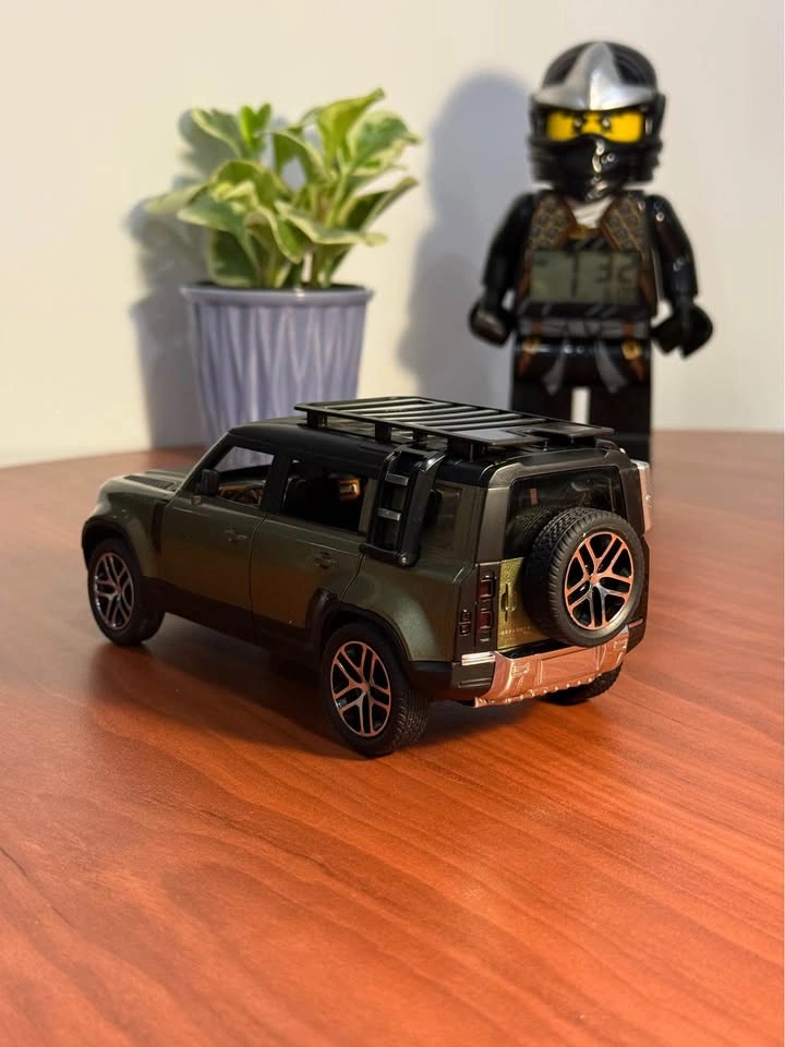 Land Rover Defender 110 1:24 Diecast Model - Green - photo 3