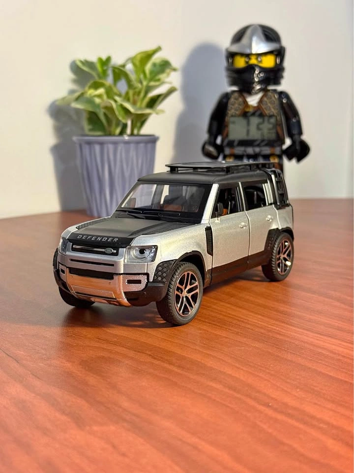 Land Rover Defender 110 (L663) 1:24 Diecast Model