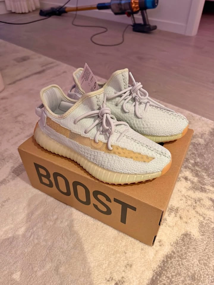 Yeezy 350 V2 Hyperspace Sz 6 DS