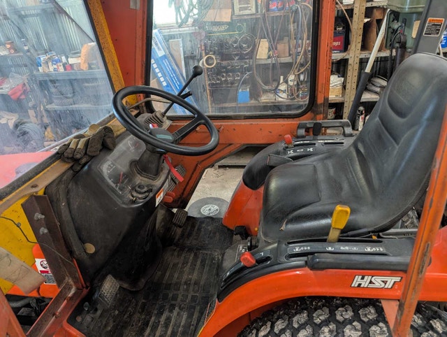 Kubota B7610 Tractor - 244 Hours - photo 3
