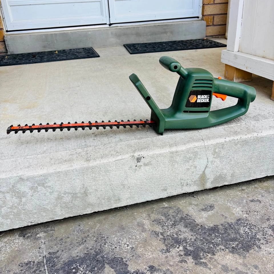 Black and Decker 16” Corded Electric Hedge Trimmer