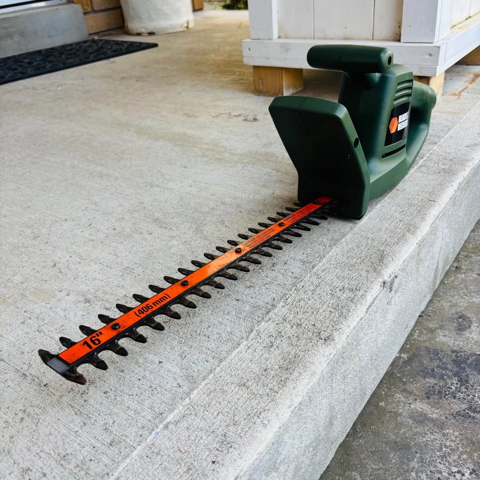 Black and Decker 16” Corded Electric Hedge Trimmer - photo 2