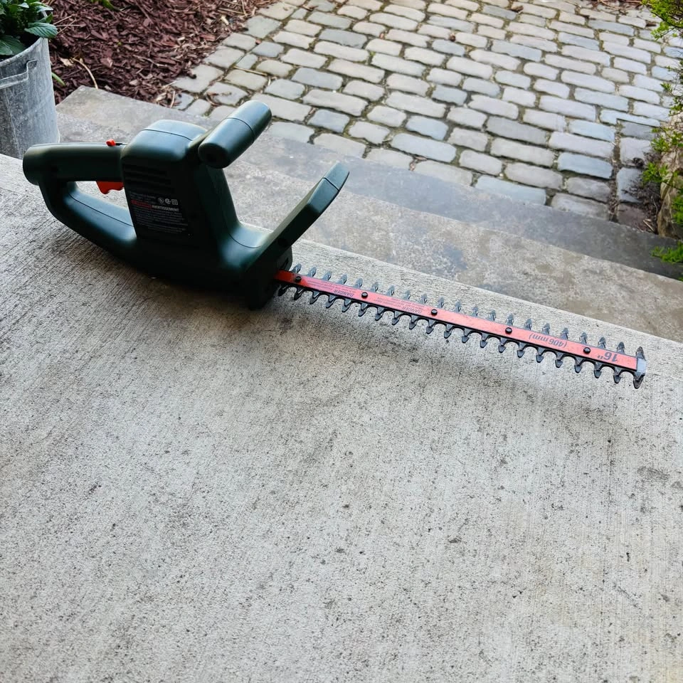 Black and Decker 16” Corded Electric Hedge Trimmer - photo 3