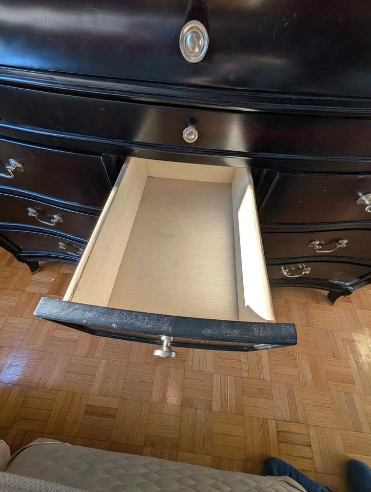 Vintage Black Serpentine Dresser – Solid & Spacious - photo 3