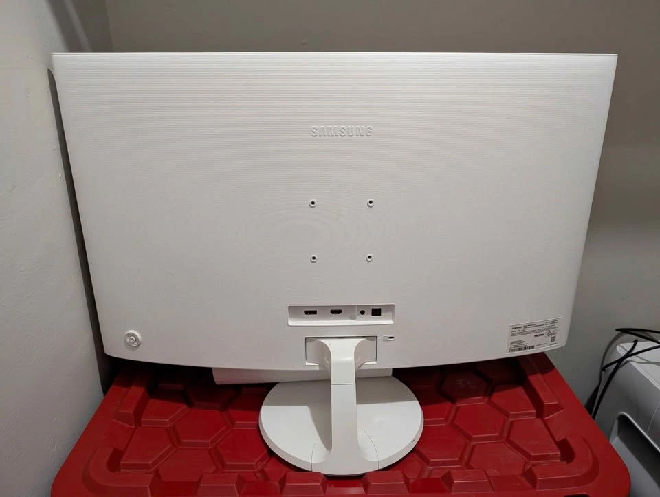 Curved Samsung Monitor - photo 2