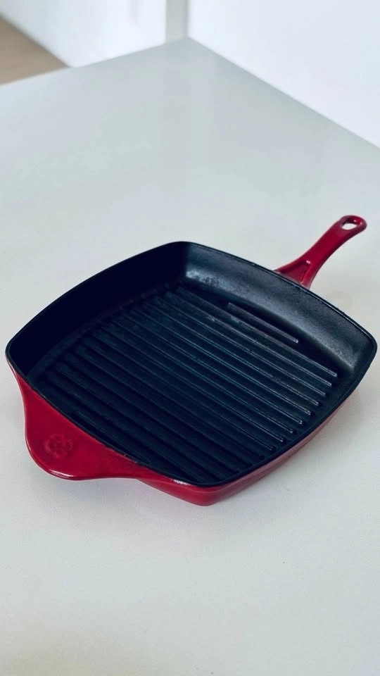Calphalon Cast Iron Grill Pan w/ Press (11”, Red Enameled) - photo 3