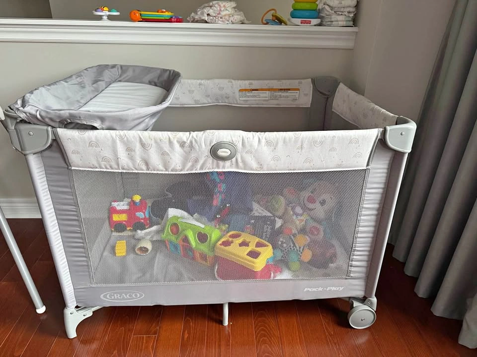 Graco Pack n Play portable crib with changing table
