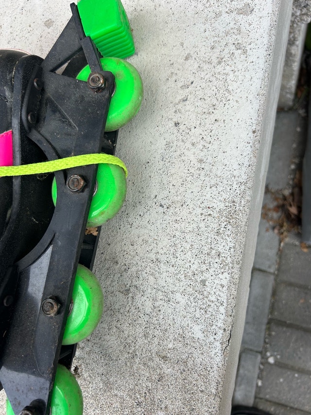 Vintage Retro Quad Roller Skates Neon Pink & Green - photo 2