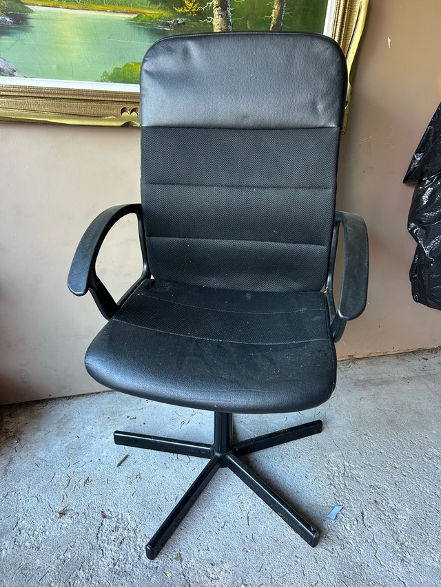Black Leather Office Chair – Modern Swivel Chair