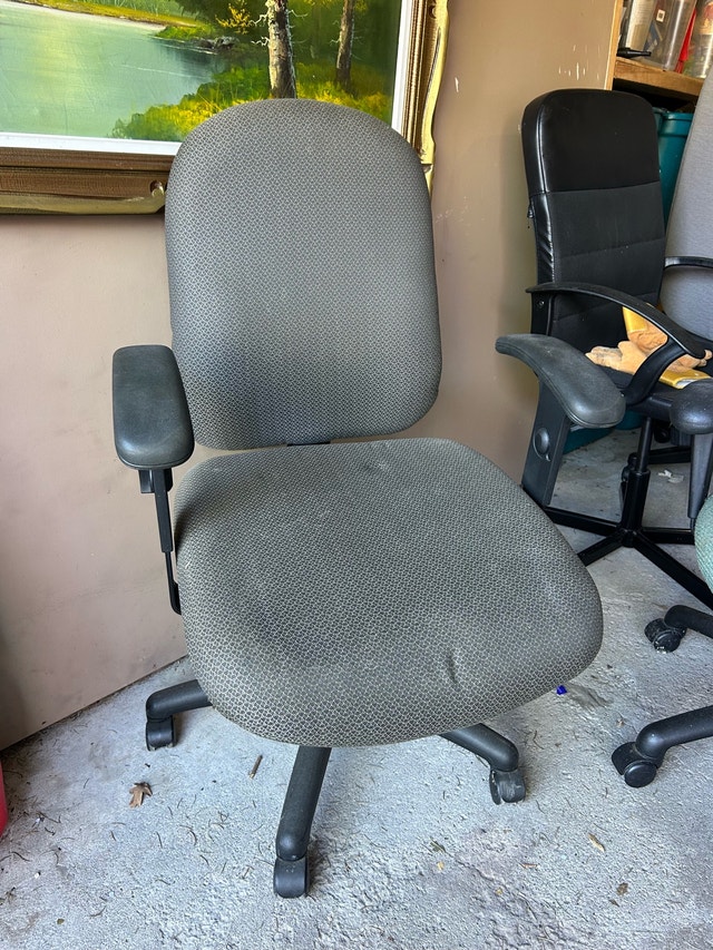 Light Grey High-Back Office Chair – Adjustable Desk Chair