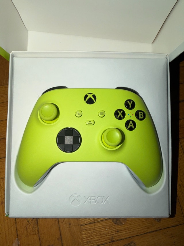 Xbox Core Wireless Controller - Electric Volt W/Box