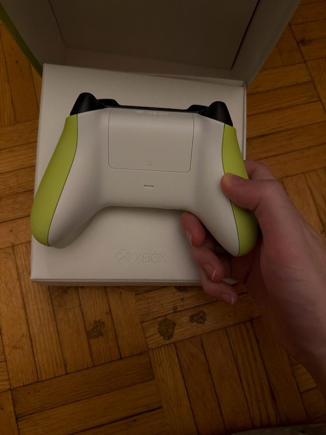 Xbox Core Wireless Controller - Electric Volt W/Box - photo 3