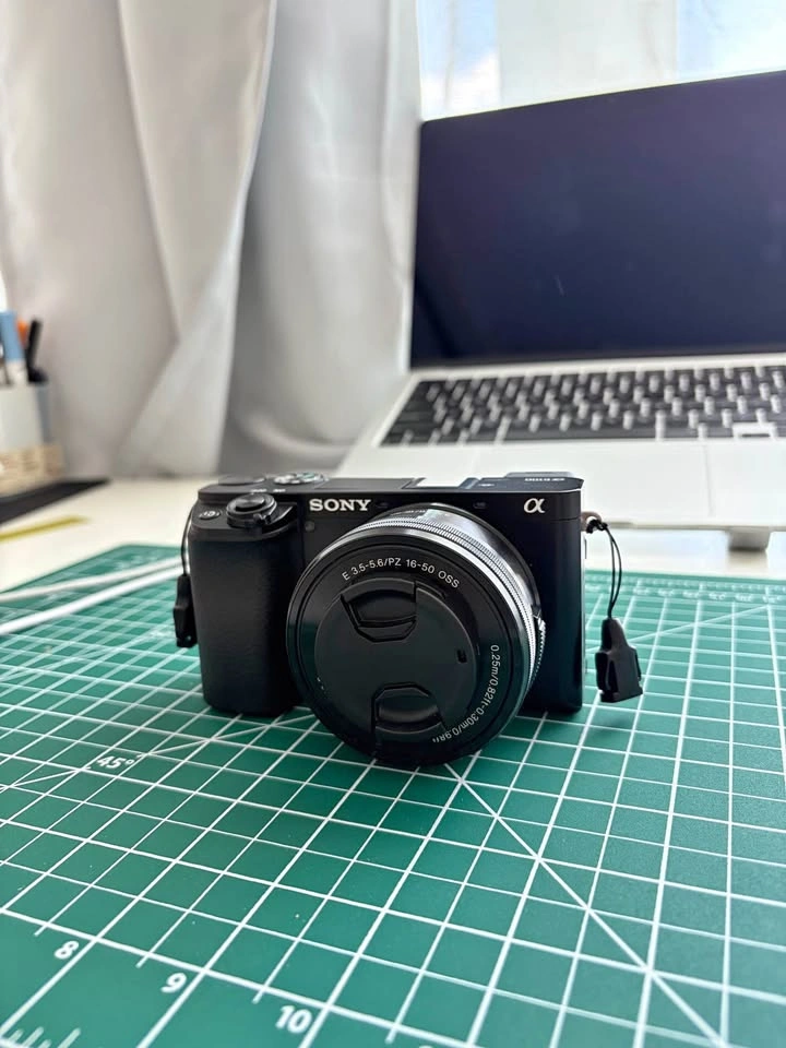 Sony Alpha a6100 Mirrorless Camera w/ 16-50mm Lens