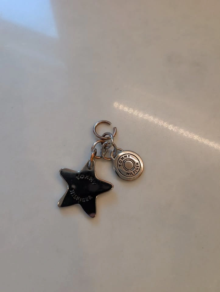 Tommy Hilfiger Star Bag Charm Keychain Silver Pendant Y2K - photo 2