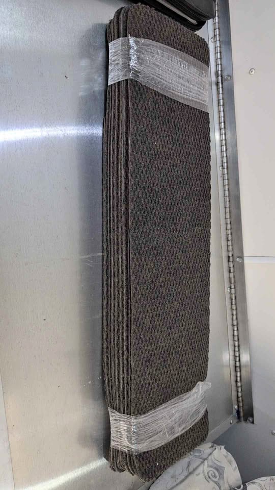 Non slip carpet stair treds