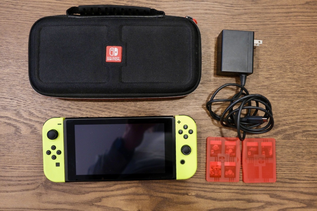 Nintendo Switch (Original Model) + Carrying Case & 6 Games