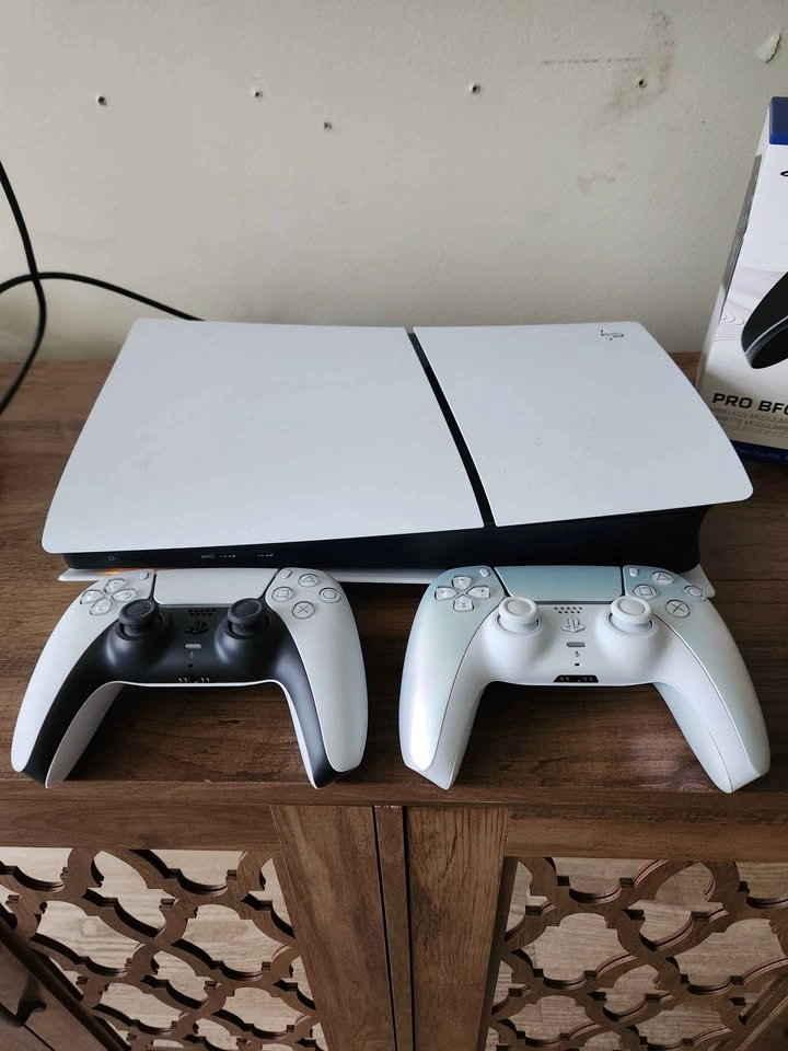 PS5 Slim Bundle + Victrix Pro BFG + 2 Controllers - photo 3