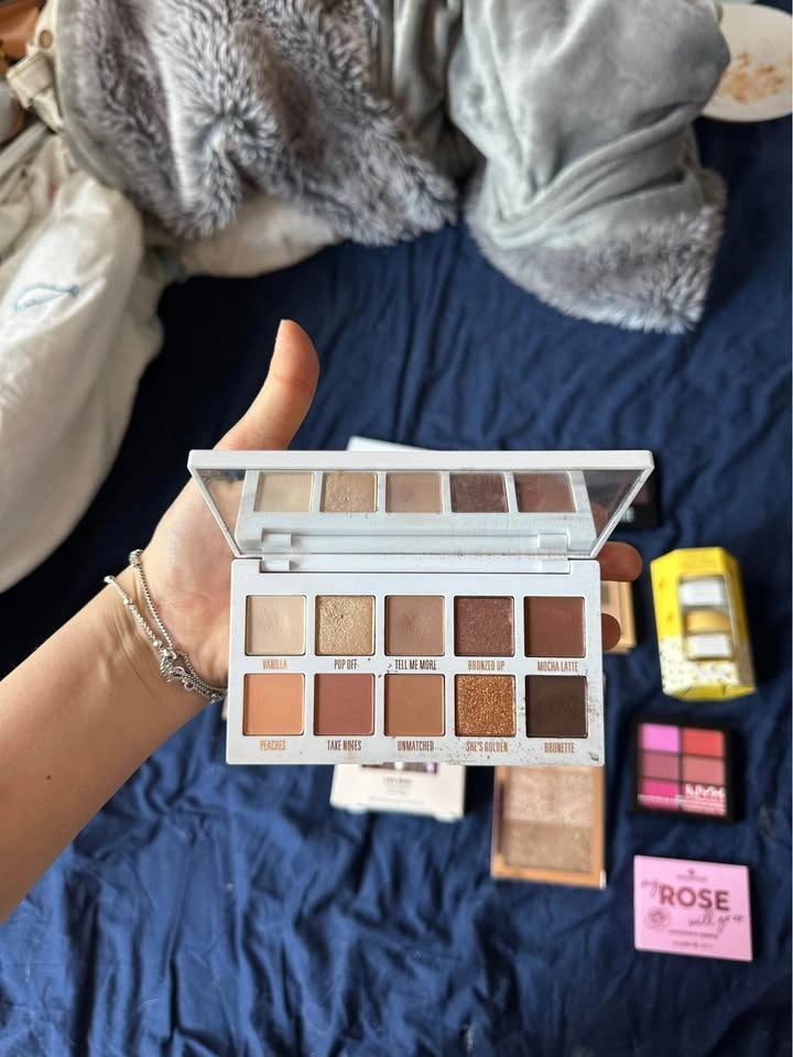 Assorted makeup lot - photo 3