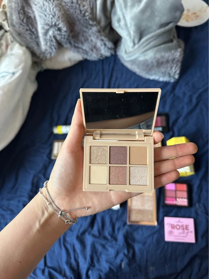 Assorted makeup lot - photo 4