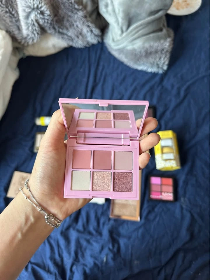 Assorted makeup lot - photo 5