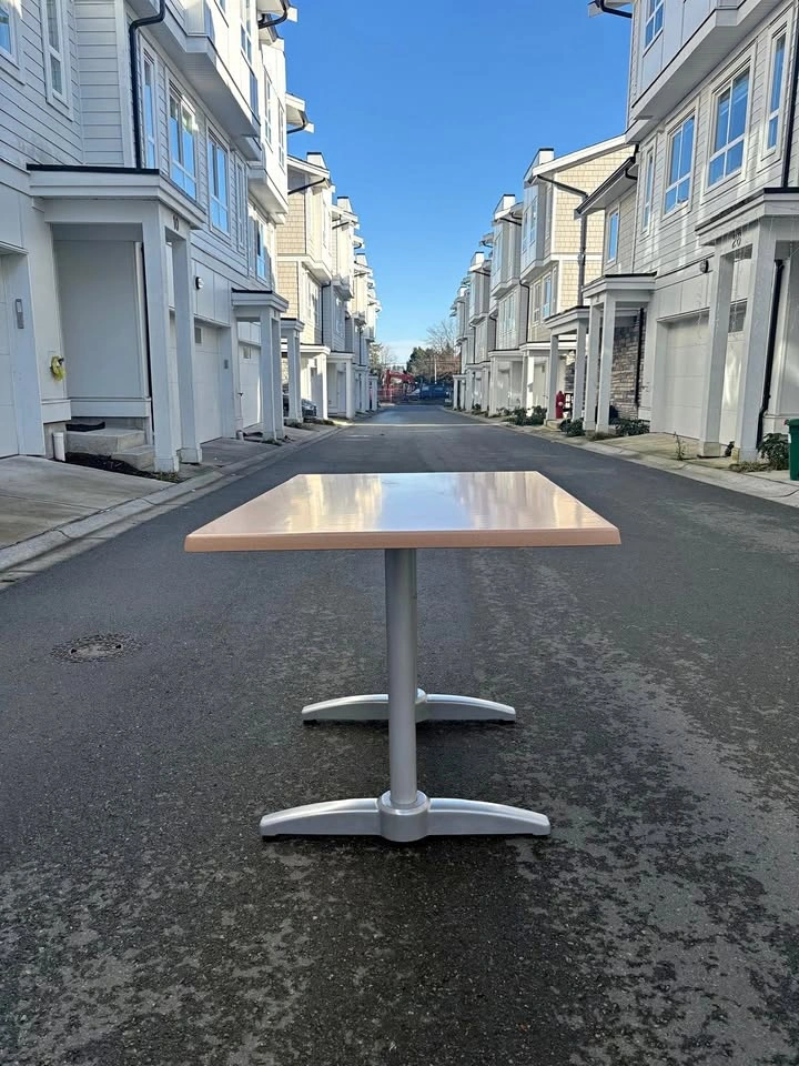 CLEARANCE!! BNIB Dining table