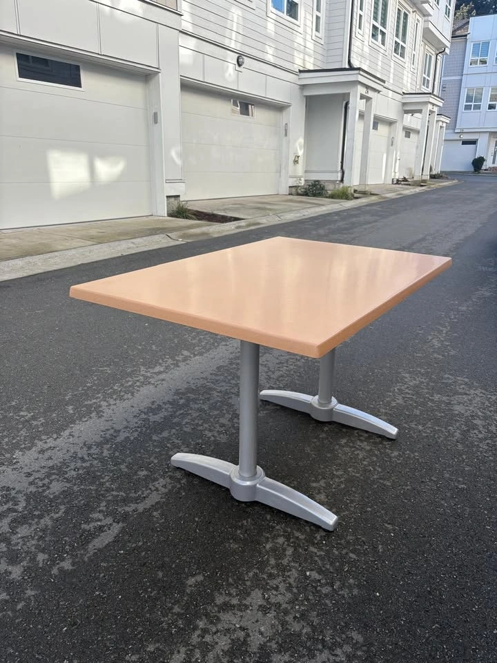 CLEARANCE!! BNIB Dining table - photo 2