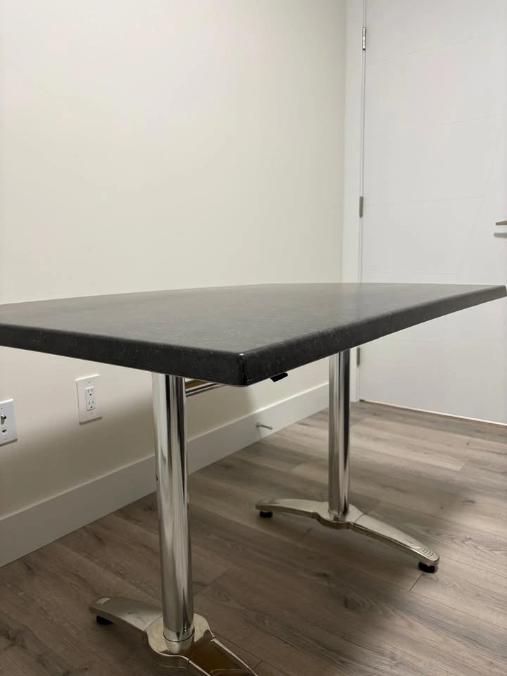 CLEARANCE!! BNIB Dining table - photo 3