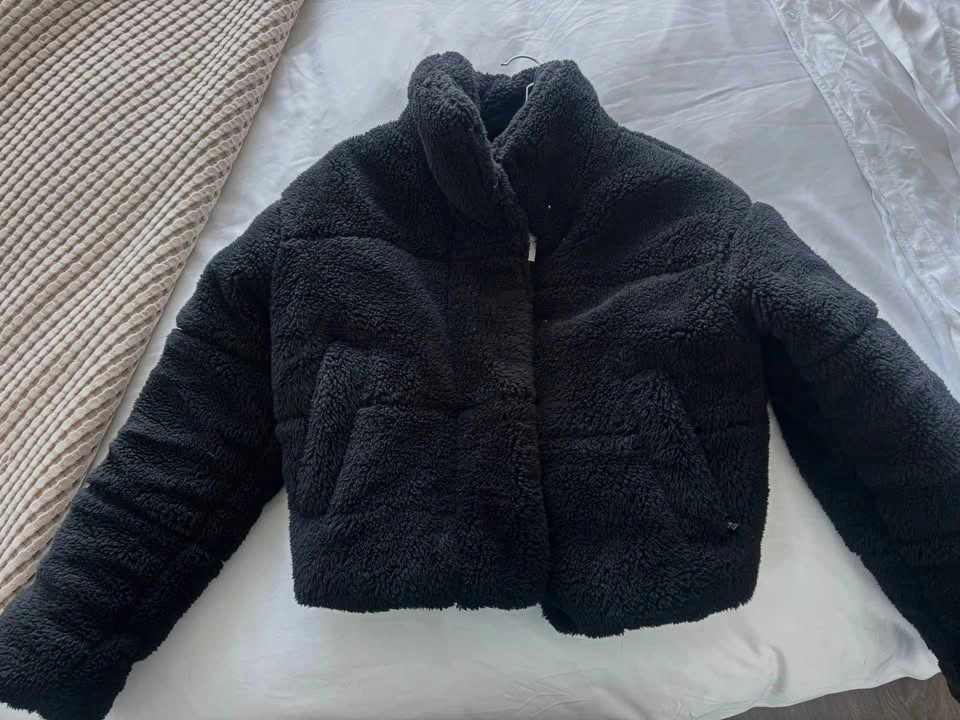 ALO Yoga Sherpa Snow Angel Puffer Jacket - Small - Black - photo 2
