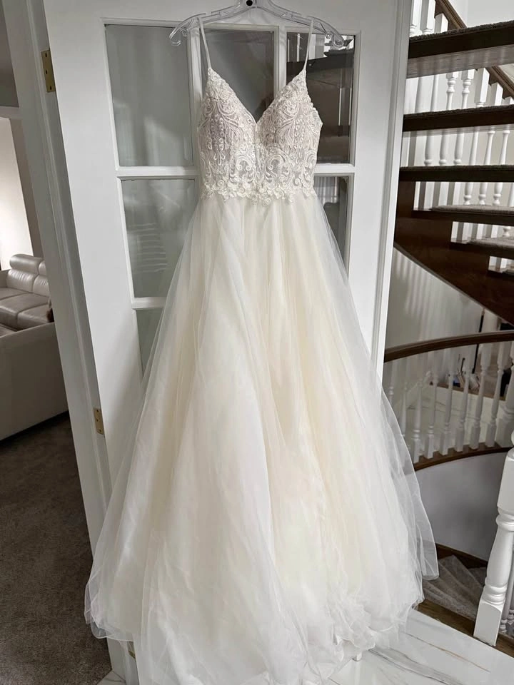 Unworn Stella York Ivory Lace Wedding Dress with Veil